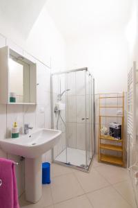 代森扎诺-德尔加达B&B VILLA VENGA的一间带玻璃淋浴和水槽的浴室