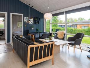 森讷比10 person holiday home in Juelsminde的客厅配有沙发和桌子