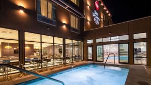 华盛顿Best Western Plus Settlers Point的一座位于酒店大楼内的游泳池