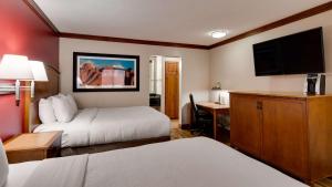 摩押格林威尔贝斯特韦斯特优质酒店的酒店客房配有两张床和一张书桌