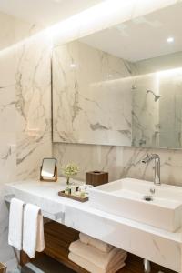 墨西哥城Reforma Guest House的白色的浴室设有水槽和镜子
