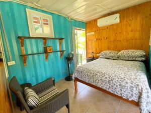 Little BayJudy House Backpacker Hostel的一间卧室设有一张床和蓝色的墙壁