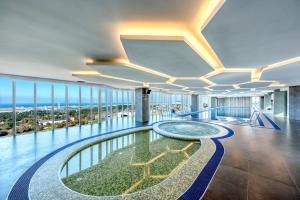 济州市天狼星酒店的从带游泳池的大楼顶层欣赏美景