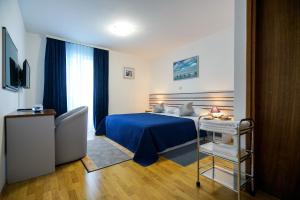 苏科尚贝尔维德酒店的酒店客房带蓝色的床和椅子