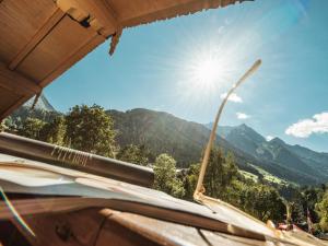 弗林肯贝格布鲁肯霍夫旅馆的从车内可欣赏到山脉美景