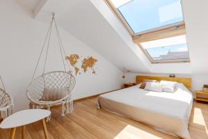 伊万诺-弗兰科夫斯克Roof Rooms的一间卧室配有一张床和秋千