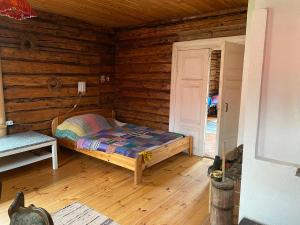 ReikiBondari - countryside experience near Rēzekne的小木屋内一间卧室,配有一张床