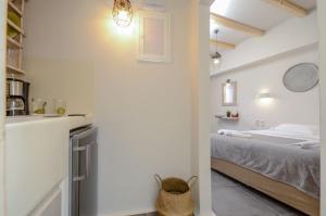 斯希努萨岛Africanis Suites的一间卧室配有床,一间厨房位于客房内