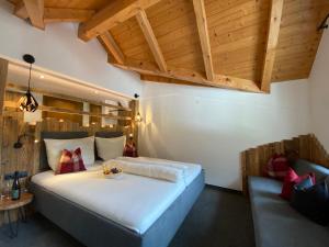 考恩台尔Hotel Jägerhof的卧室配有一张白色的大床和一张沙发。