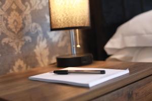 Llansantffraid Glyn Ceiriog格林谷酒店的桌子上带灯的餐巾上的笔