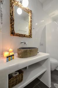 斯希努萨岛Africanis Suites的一间带水槽和镜子的浴室