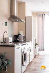 加的斯Apartamentos Ancha 22 by Cadiz Time的厨房配有洗衣机和烘干机