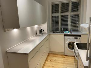 哥本哈根Randersgade的厨房配有水槽和洗衣机