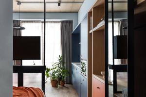 都柏林Beckett Locke的客房设有一间拥有蓝色墙壁的卧室和一台电视。