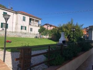 日科德尔格尔福迪艾斯La Corte di ValEmi的一个带栅栏和草地庭院的花园