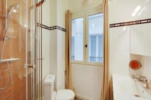 巴黎Suite junior avec balcon et vue sur Arc de Triomphe的带淋浴、卫生间和盥洗盆的浴室