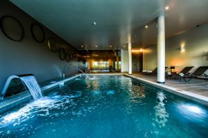 MW Douro Wine & Spa Experience Hotel Collection内部或周边的泳池