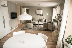 林雪平Sky Hotel Apartments Valla Berså的客厅配有沙发和桌子