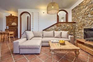 阿纳菲Casa Di Namphio Villa & Suites Anafi的客厅配有沙发和桌子