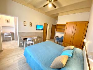 佩鲁贾西尼亚住宅公寓式酒店的一间带蓝色床的卧室和一间用餐室
