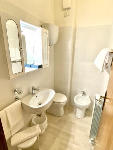 佩鲁贾西尼亚住宅公寓式酒店的白色的浴室设有水槽和卫生间。