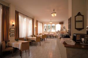 雅典亚当酒店的一间带桌椅的餐厅和一间用餐室