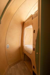 唐帕特里克Kinelarty Luxury Glamping Pods Downpatrick的小房间设有床和窗户