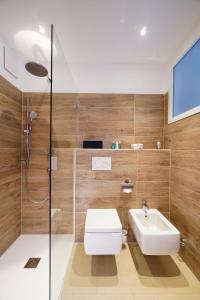 蒂罗尔-泽费尔德Hotel Berghof的浴室配有白色卫生间和盥洗盆。