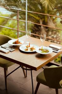 冈多菲堡库拉湖酒店的木桌,带食物和酒杯盘