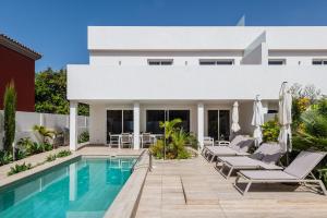 马斯帕洛马斯Villa Deluxe Suites Maspalomas的一座带游泳池和房子的别墅