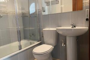 拉雷斯廷加Kalma IV的浴室配有卫生间、盥洗盆和淋浴。