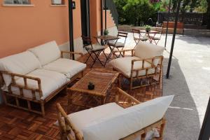 锡拉库扎Roccia Bianca的庭院配有椅子、沙发和桌子