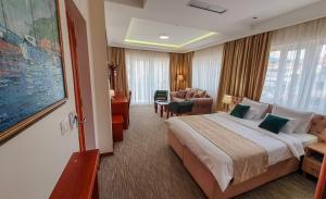蒂瓦特蒙特丽格伊洛酒店的酒店客房设有床和客厅。