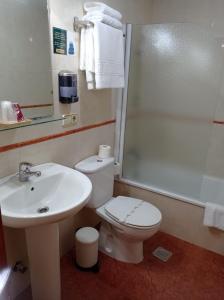 坎加斯-德奥尼斯托雷翁旅馆的浴室配有卫生间、盥洗盆和淋浴。