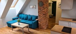 塔尔图Home away home的客厅配有蓝色的沙发和桌子