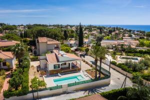 锡拉库扎House&Villas - Due Palme的享有带游泳池的房屋的空中景致