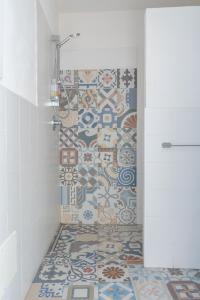 法维尼亚纳Poggiamico Guest House的浴室设有马赛克地板和淋浴。