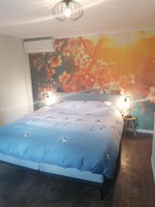 埃尔泽b&b la belle vie的一间卧室配有一张壁画床