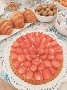 维耶斯泰A Casa di Rosanna的桌上水果馅饼,包括羊角面包和坚果