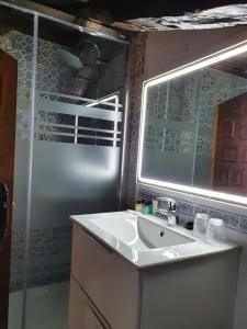 Puente San MiguelErmita 1883的浴室设有白色水槽和镜子