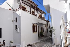 帕罗斯岛Naoussa Center Cycladic House的波塞塔诺镇一条白色建筑的街道