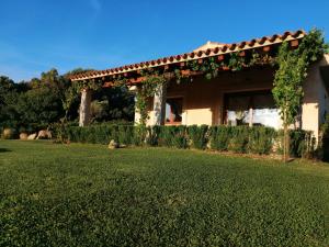阿列恩图Agriturismo Fioredda的前面有绿色草坪的房子