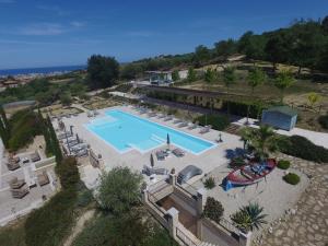 阿尔巴·阿德里亚蒂卡维拉圣安杰洛别墅的享有带度假村的游泳池的顶部景致