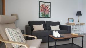 多列毛利诺斯Apartamentos Calma Rentals的客厅配有沙发和桌子