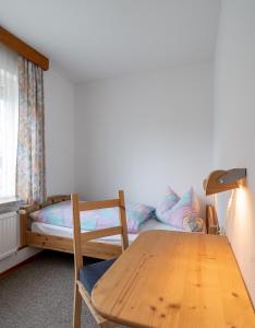 比苏梅尔代肖森Ferienwohnung von Postel的一间卧室配有桌子和一张双层床。