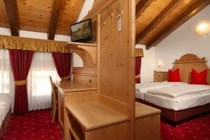 帕苏德尔托纳莱加德尼亚酒店的酒店客房设有两张床和电视。