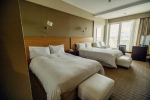 玛德琳港马德林港拉耶特雷酒店的酒店客房设有两张床和窗户。