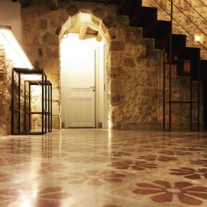 诺托O'scià Loft的一间空房间,有白色的门和楼梯