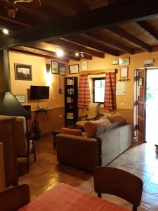 隆达Viviendas Turísticas Los Arrayanes的客厅配有两张沙发和一台电视机