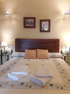 隆达Viviendas Turísticas Los Arrayanes的一间卧室配有一张大床和两个枕头